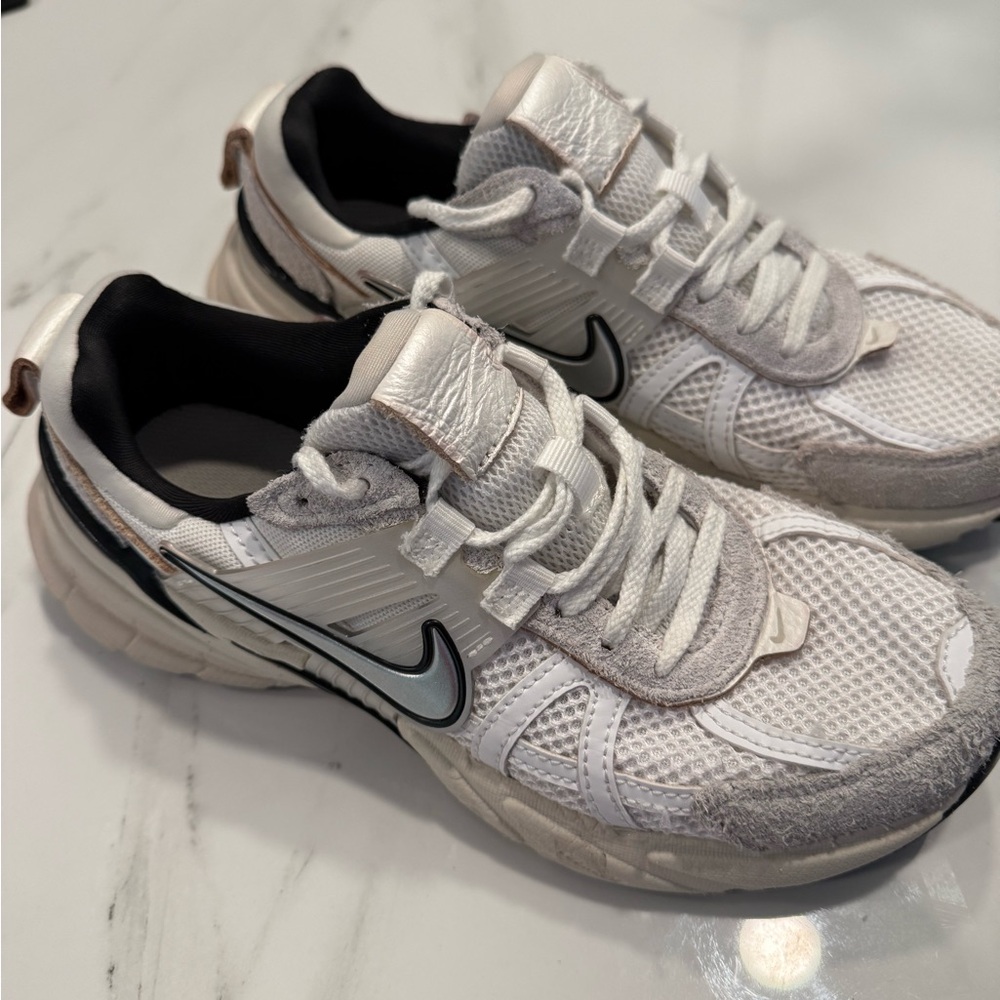 V2k Run Nike Women size 5.5